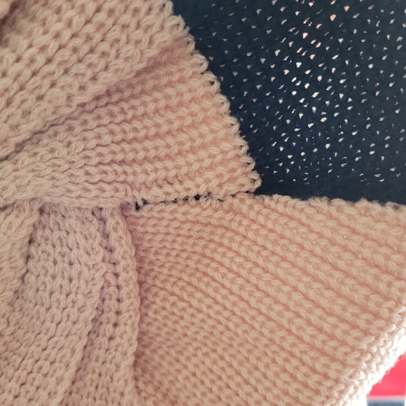 V neck block sweater with twist back (stitch imperfection) - Picture 5 of 5